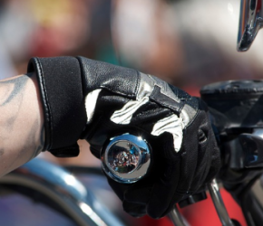 En moto et à scooter : port de gants obligatoire En moto et à scooter : port de gants obligatoire