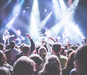 Le CRIJ vend des places pour le concert des Fatals Picards à Nantes
