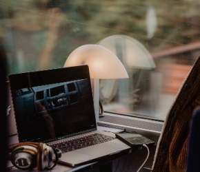 Carte Avantage Jeunes SNCF _ Photo by <a href="https://unsplash.com/@thibaultpenin?utm_source=unsplash&utm_medium=referral&utm_content=creditCopyText">Thibault Penin</a> on <a href="https://unsplash.com/s/photos/sncf?utm_source=unsplash&utm_medium=referra