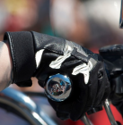 En moto et à scooter : port de gants obligatoire